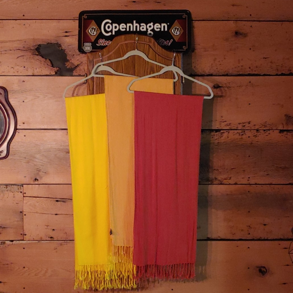 2 Scarfs yellow!